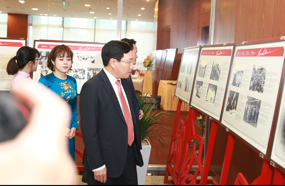  Phó Thủ tướng Phạm Bình Minh thăm trưng bày ảnh tư liệu về Chủ tịch Hồ Chí Minh bên lề Hội nghị. Ảnh: VGP/Hải Minh