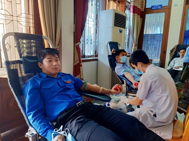 Đoàn viên, thanh niên huyện Tuyên Hóa tham gia hưởng ứng tích cực ngày hội hiến máu.