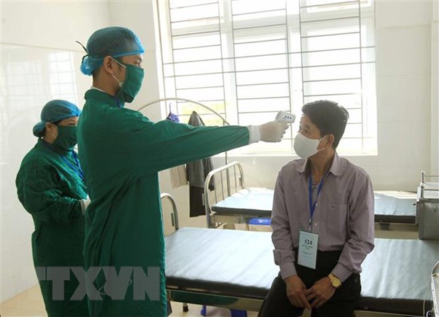 Các y bác sỹ bệnh viện Hữu nghị Việt Tiệp 2 thăm khám cho những người đến và trở về thành phố Hải Phòng từ vùng của những nước có nguy cơ lây nhiễm. (Ảnh: An Đăng/TTXVN)