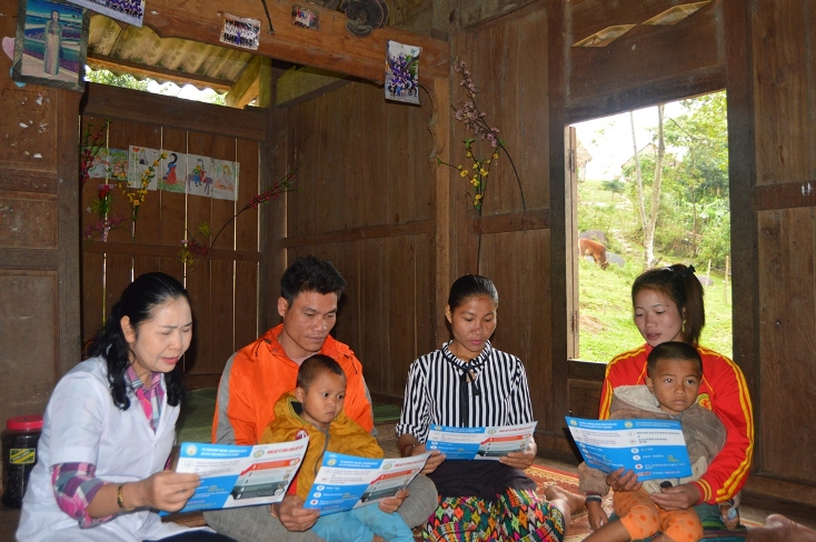 Đội ngũ các y, bác sỹ tích cực tuyên truyền phòng, chống dịch bệnh cho người dân bản Pa Choong (xã Trọng Hóa). 