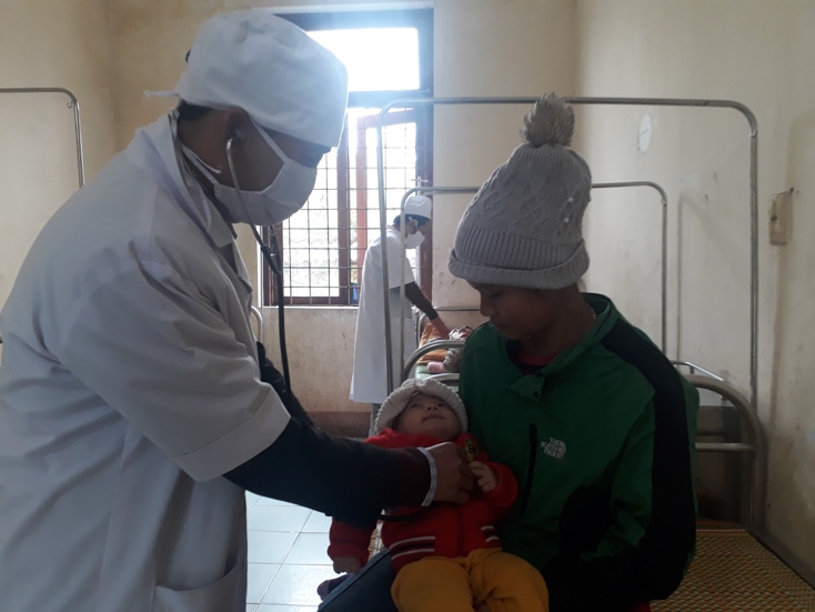 Các y, bác sỹ khám chữa bệnh cho người dân ở Trạm y tế xã Trọng Hóa.