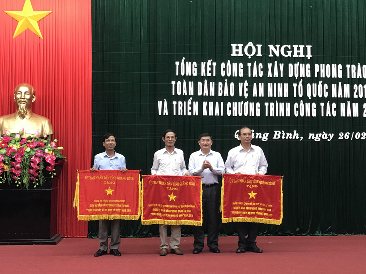 Đồng chí Phó Chủ tịch UBND tỉnh Trần Tiến Dũng trao cờ đơn vị dẫn đầu phong trào thi đua toàn dân bảo vệ ANTQ cho các tập thể
