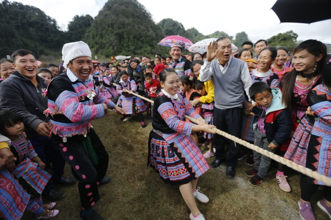  Các trò chơi truyền thống của đồng bào Mông diễn ra sôi nổi trong lễ hội Gầu Tào. Ảnh: Trọng Đạt - TTXVN