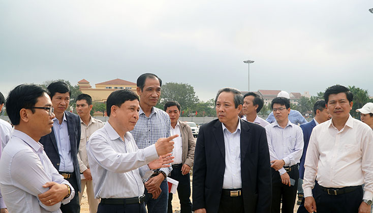 Đồng chí Bí thư Tỉnh ủy kiểm tra Dự án công trình Tượng đài “Chủ tịch Hồ Chí Minh với nhân dân Quảng Bình”