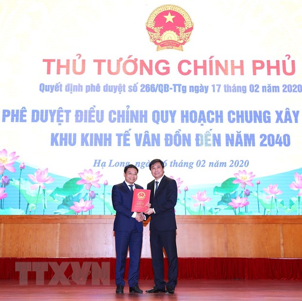 Thứ trưởng Bộ Xây dựng Nguyễn Tường Văn trao Quyết định phê duyệt điều chỉnh Quy hoạch chung xây dựng Khu kinh tế Vân Đồn đến năm 2040 cho tỉnh Quảng Ninh. (Ảnh: Văn Đức/TTXVN)