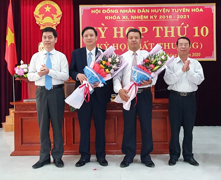 Lãnh đạo huyện Tuyên Hóa và HĐND tỉnh tặng hoa chúc mừng các đồng chí được tín nhiệm vào chức danh mới.