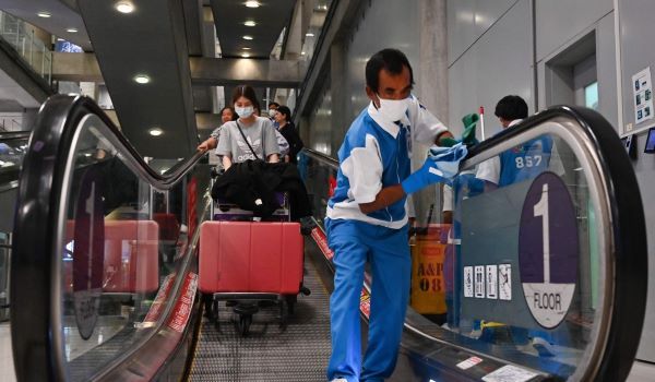 Nhân viên khử trùng tại sân bay Suvarnabhumi ở Bangkok (Thái Lan). Ảnh: AFP