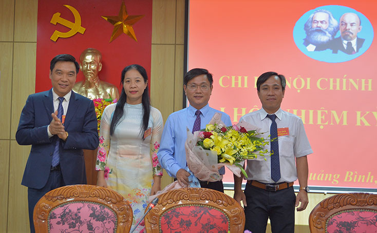 Lãnh đạo Văn phòng UBND tỉnh tặng hoa chúc mừng Ban Chấp hành Chi bộ Nội chính-Văn xã nhiệm kỳ 2020- 2022.