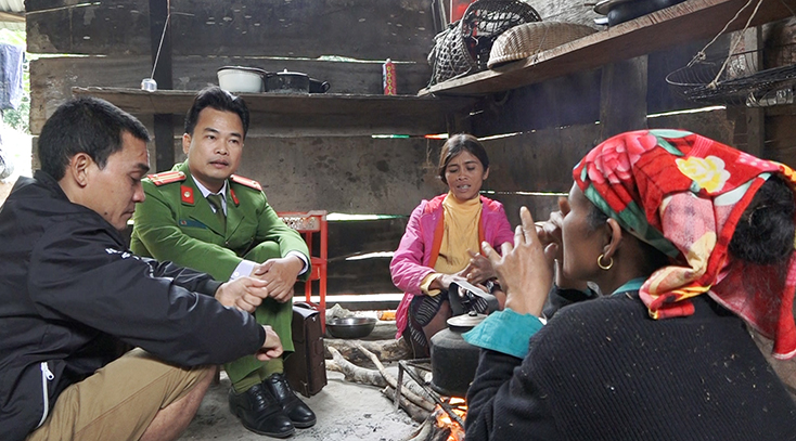 Lực lượng Công an xã Trường Sơn thường xuyên xuống địa bàn, gặp gỡ, tiếp xúc với  đồng bào dân tộc nơi đây để thắt chặt thêm tình đoàn kết, gắn bó.