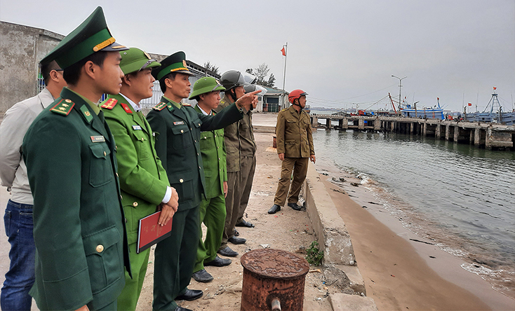 Công an cùng với lực lượng Bộ đội Biên phòng tuần tra, kiểm soát bảo đảm an ninh tuyến biên giới biển.