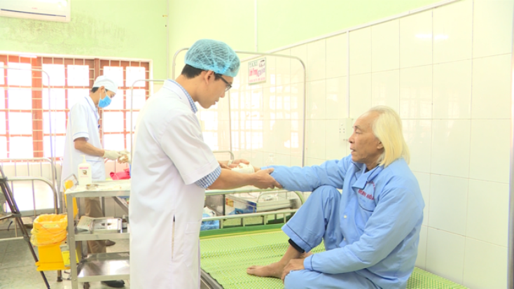 Bác sỹ Đinh Thanh Giáo đang thăm, khám cho bệnh nhân.