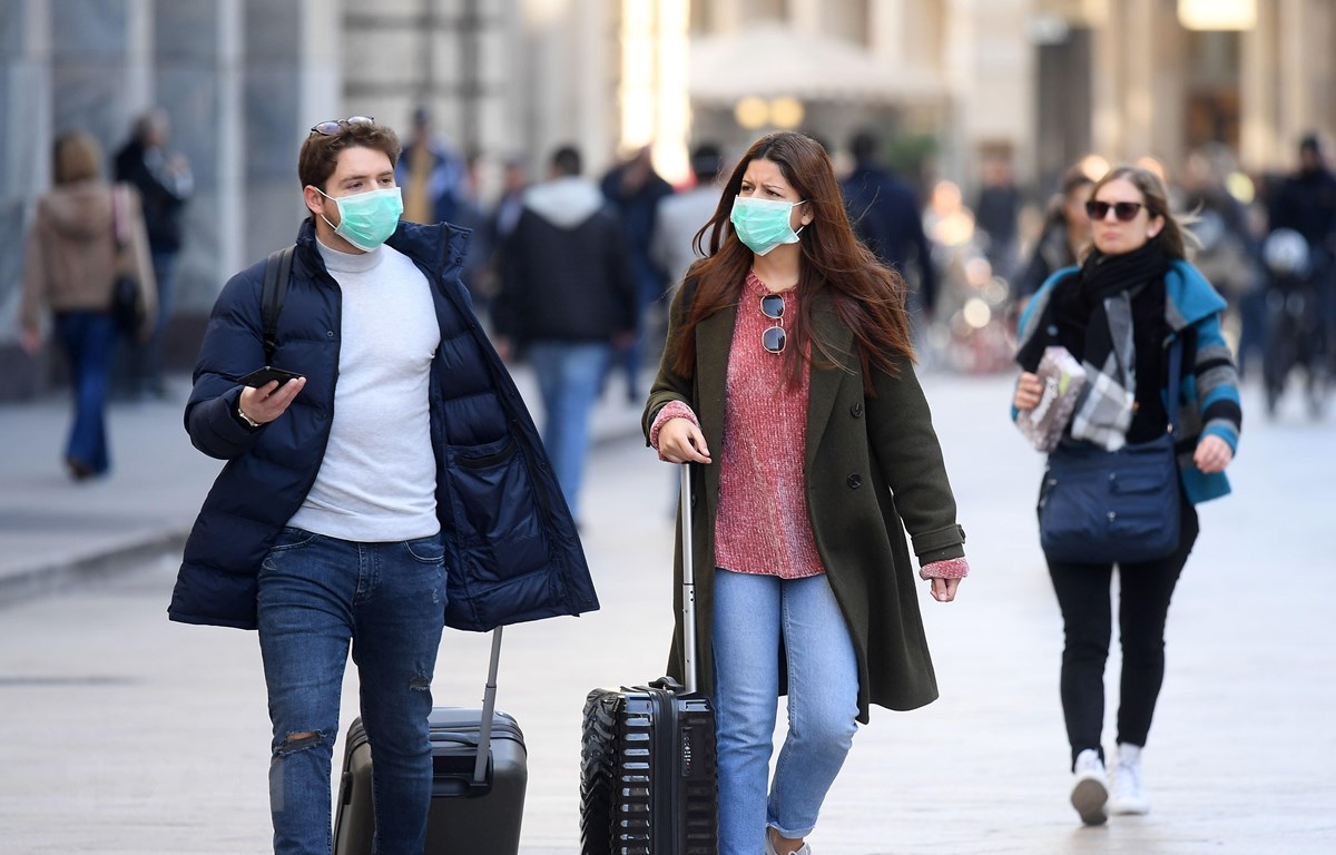 Người dân đeo khẩu trang phòng dịch viêm đường hô hấp cấp COVID-19 tại Milan, Italy ngày 24-2-2020. (Nguồn: THX/TTXVN)