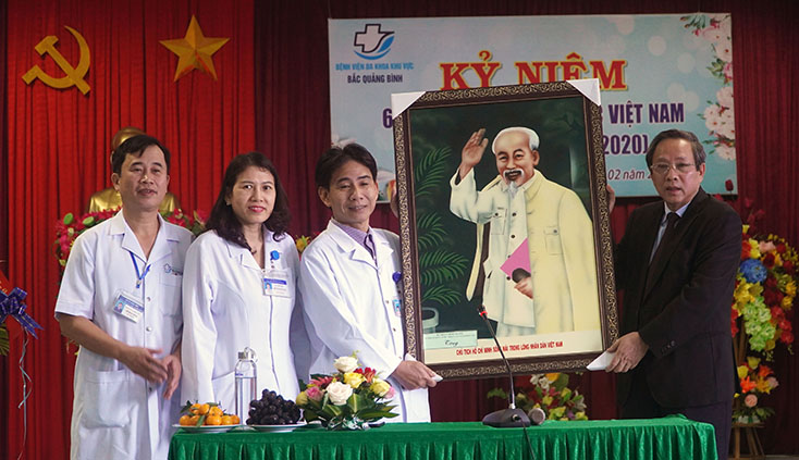 Đồng chí Bí thư Tỉnh ủy tặng bức ảnh Bác Hồ cho Bệnh viện đa khoa Bắc Quảng Bình với lời chúc cán bộ, y bác sĩ, nhân viên bệnh viện luôn thực hiện lời Bác dạy “Thầy thuốc như mẹ hiền”.