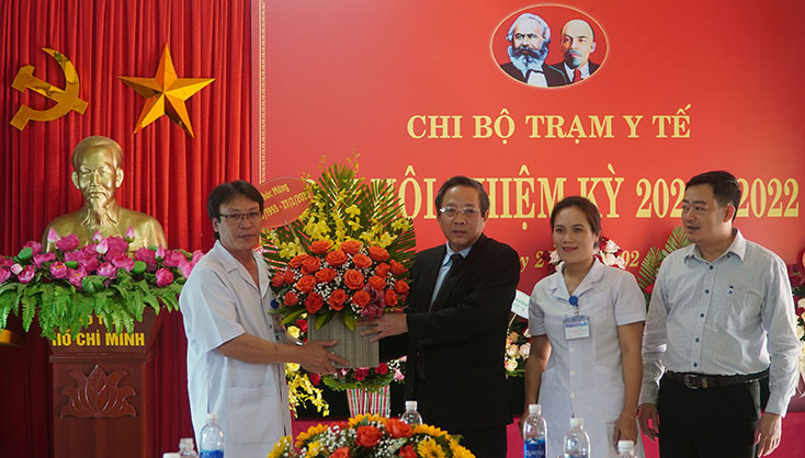 Đồng chí Bí thư Tỉnh tặng hoa chúc mừng cán bộ, y bác sĩ và nhân viên Trạm y tế xã Quảng Phú, huyện Quảng Trạch