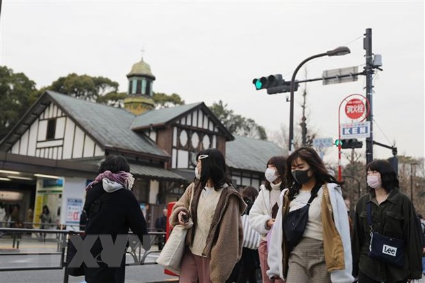  Người dân đeo khẩu trang phòng tránh lây nhiễm dịch COVID-19 tại Tokyo, Nhật Bản, ngày 25-2. (Nguồn: THX/TTXVN)