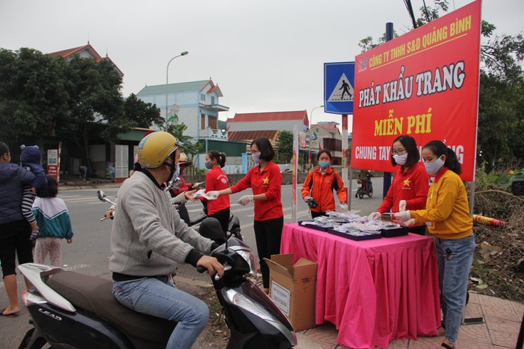 Công ty TNHH S&D Quảng Bình cấp phát khẩu trang miễn phí cho người dân.