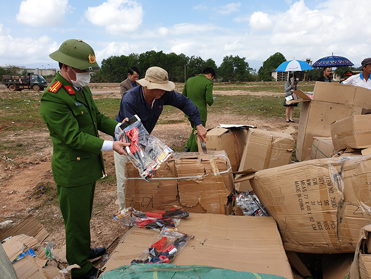 Tiêu hủy gần 20 ngàn khẩu súng, kiếm đồ chơi trẻ em mang tính bạo lực, nguy hiểm