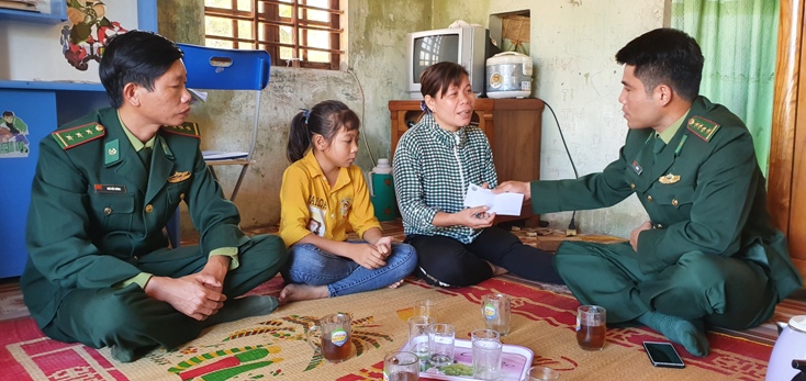   Cán bộ Đồn BP Ngư Thủy đến thăm hỏi, động viên và trao tiền hỗ trợ cho em Trần Thị Như Quỳnh ở thôn Nam Tiến, xã Ngư Thủy.