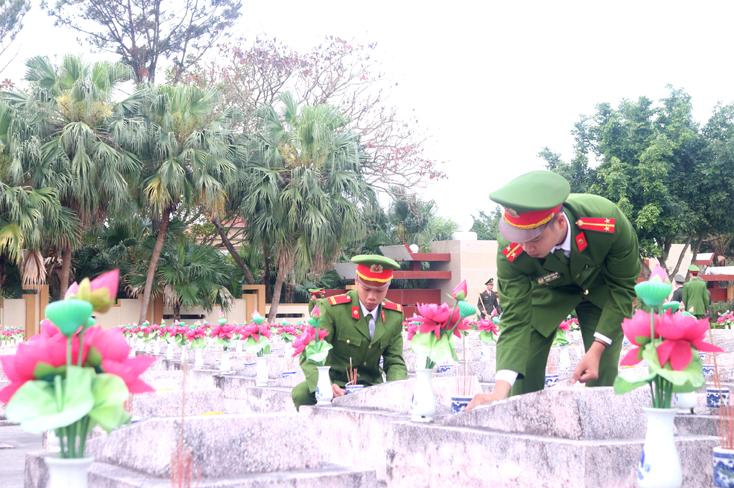 Lực lượng đoàn viên thanh niên vệ sinh môi trường tại nghĩa trang liệt sĩ.
