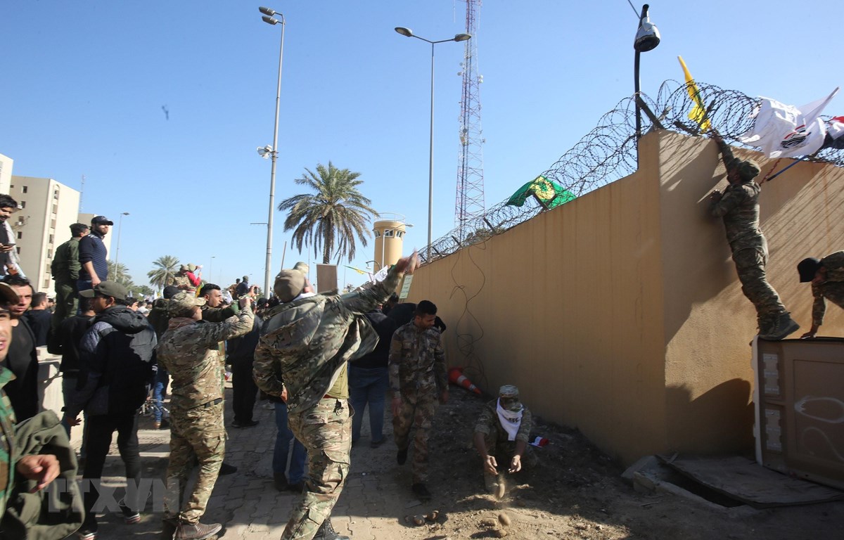 Người biểu tình xông vào Đại sứ quán Mỹ tại Iraq ngày 31-12-2019. (Ảnh: AFP/TTXVN)