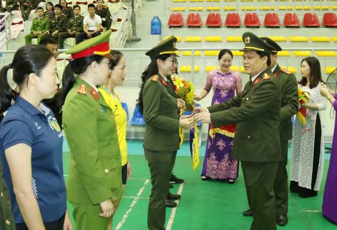 Đại tá Bùi Quang Thanh, Phó Giám đốc Công an tỉnh trao cờ lưu niệm cho các đội tuyển.