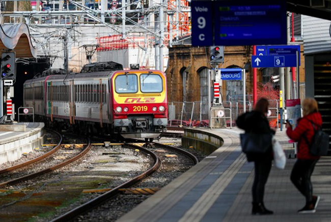 Hành khách đợi tàu hỏa tại Luxembourg. Ảnh: Reuters