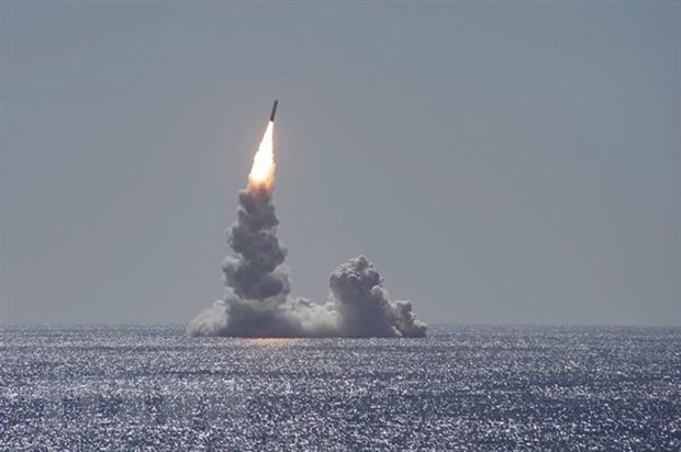 Vụ phóng thử tên lửa Trident II từ tàu ngầm USS Maine ở ngoài khơi bờ biển San Diego, bang California, Mỹ ngày 12-2-2020. (Nguồn: The Sun/TTXVN)