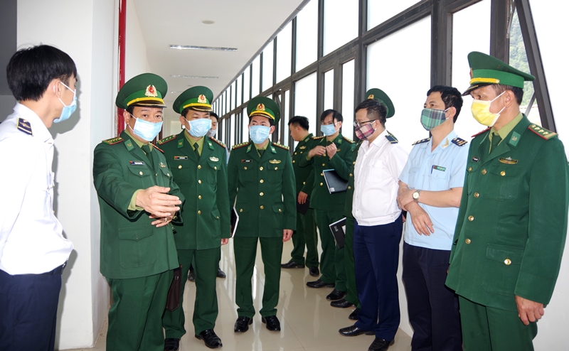  Đại tá Trịnh Thanh Bình, Chỉ huy trưởng BĐBP tỉnh Quảng Bình (thứ hai từ trái sang) cùng đoàn công tác kiểm tra công tác phòng chống dịch Covid-19 tại cửa khẩu quốc tế Cha Lo.