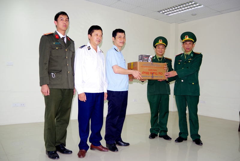 Đại tá Trịnh Thanh Bình, Chỉ huy trưởng BĐBP Quảng Bình trao tặng khẩu trang, bao tay phòng chống dịch cho lực lượng phối hợp.