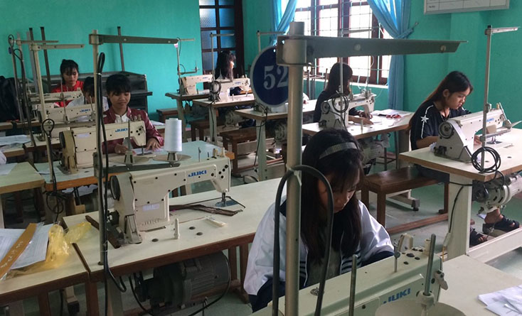 Trung tâm Giáo dục-Dạy nghề huyện Lệ Thủy phối hợp với Trường Cao đẳng nghề Quảng Bình đào tạo nghề may cho học sinh dân tộc thiểu số. 