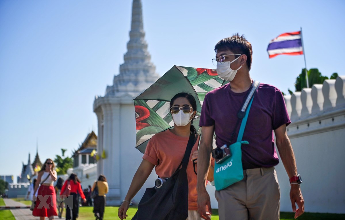 Người dân đeo khẩu trang phòng tránh lây nhiễm COVID-19 tại Bangkok, Thái Lan. (Ảnh: AFP/TTXVN)