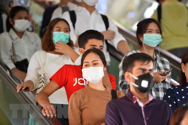 Người dân đeo khẩu trang phòng tránh lây nhiễm COVID-19 tại Bangkok. (Ảnh: AFP/TTXVN)