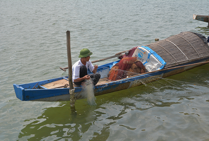 Gia đình ông Lê Hạnh (thị trấn Quán Hàu) đã thoát nghèo bền vững nhờ mô hình đánh bắt cá và nuôi cá lồng trên sông. 