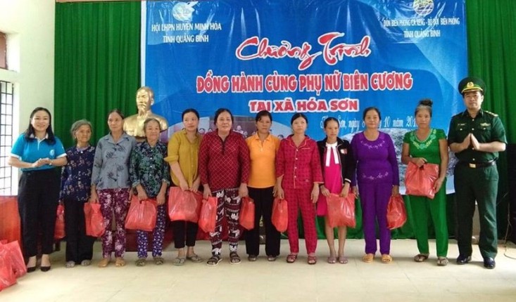 Hội LHPN huyện Minh Hóa phối hợp với Đồn Biên phòng Cà Xefng trao quà, hỗ trợ sinh kế cho người dân tại xã Hóa Sơn.