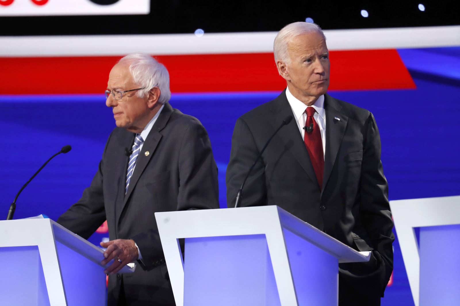 Cựu Phó Tổng thống Joe Biden (phải) và Thượng nghị sĩ bang Vermont Bernie Sanders là hai ứng cử viên sáng giá nhất của đảng Dân chủ sau ngày bầu cử  