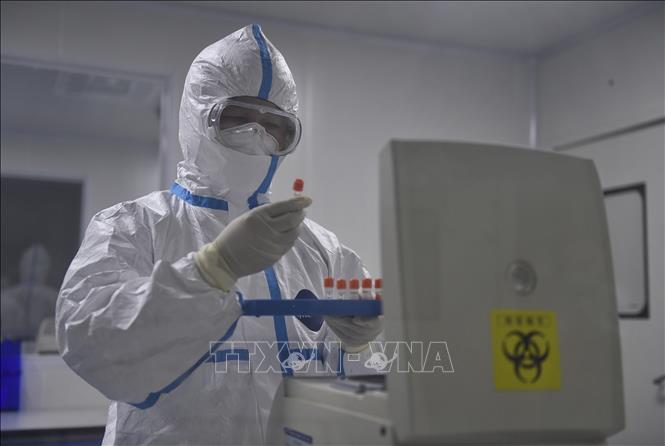   Kỹ thuật viên làm việc trong phòng thí nghiệm ở Thành Đô, tỉnh Tứ Xuyên, Trung Quốc, ngày 15-2. Ảnh: THX/TTXVN