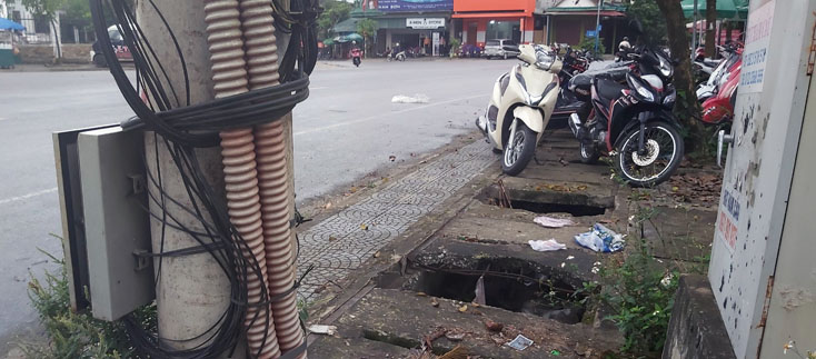 Hố ga không nắp đậy ngay trung tâm thị trấn Đồng Lê, nhưng không có biển cảnh báo cho người đi đường.