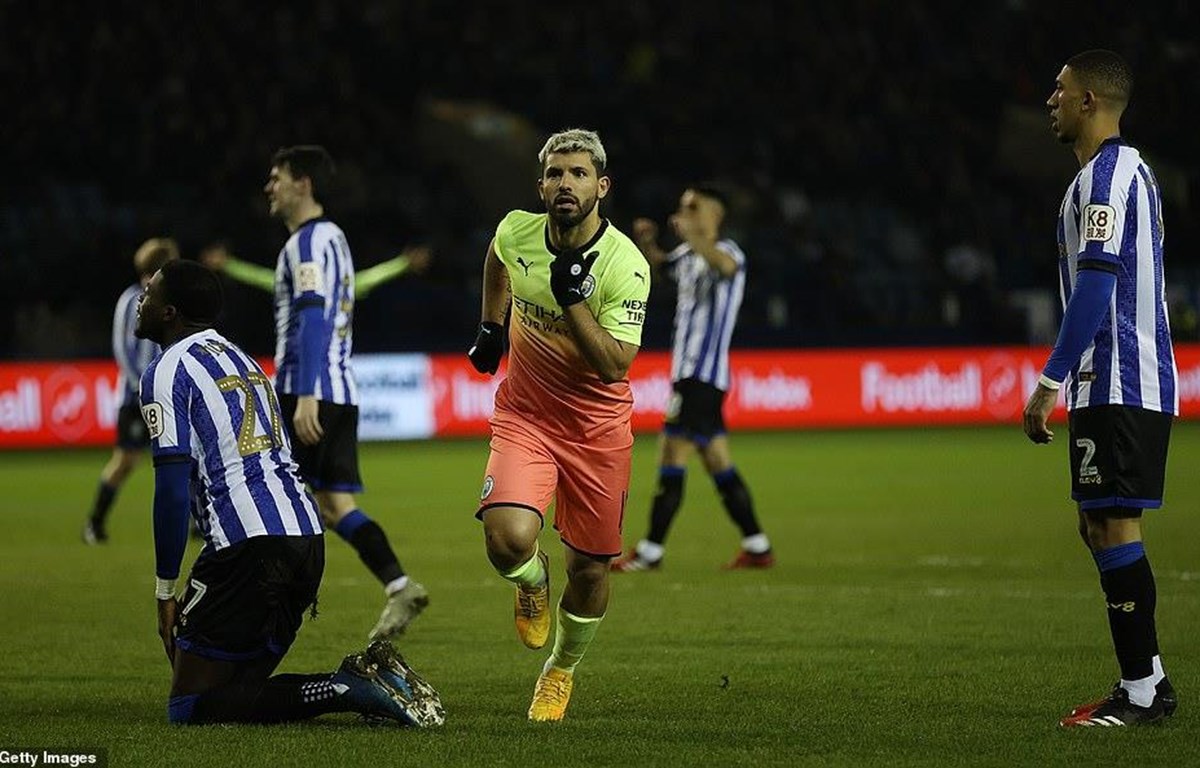 Arguero đưa Man City và tứ kết FA Cup.