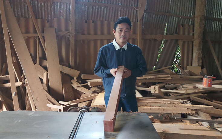 Anh Hoàng Văn Đoàn đã có 27 năm gắn bó với nghề mộc. 