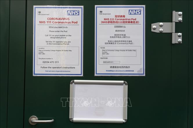 Thông báo hướng dẫn tới văn phòng chống dịch COVID-19 của Trung tâm y tế quốc gia đặt tại bệnh viện Trường đại học London, Anh. Ảnh: THX/TTXVN