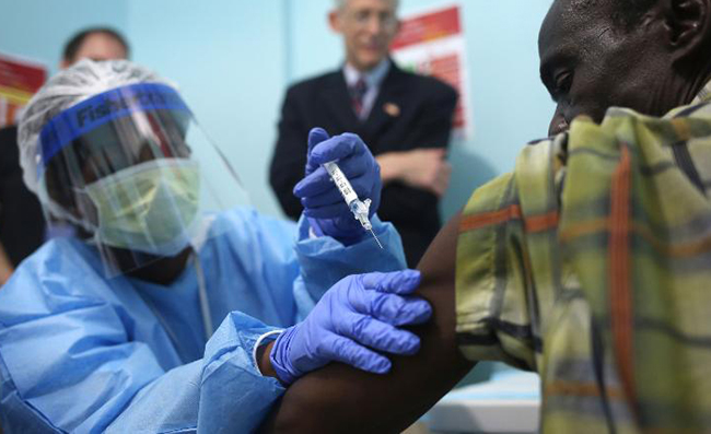  Một y tá tiêm vaccine Ebola tại bệnh viện Redemption (Liberia). Ảnh: CNN