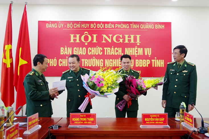 Lãnh đạo Đảng ủy, Bộ Chỉ huy BĐBP tỉnh Quảng Bình tặng hoa chúc mừng cán bộ nghỉ chờ hưu và được bổ nhiệm chức vụ mới. (ảnh: Châu Thành)