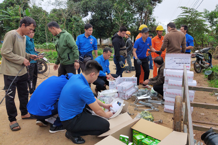 Thực hiện công trình “thắp sáng đường bản”...