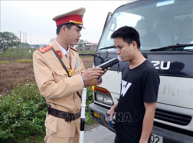 Lực lượng CSGT tỉnh Hưng Yên kiểm tra nồng độ cồn một chủ phương tiện tham gia giao thông trên Quốc lộ 39. Ảnh: Phạm Kiên/TTXVN