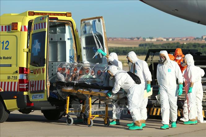 Chuyển bệnh nhân nhiễm COVID-19 tới bệnh viện Carlos III ở Tây Ban Nha. Ảnh: AFP/TTXVN