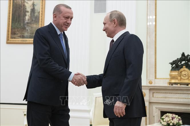 Tổng thống Nga Vladimir Putin (phải) trong cuộc gặp Tổng thống Thổ Nhĩ Kỳ Recep Tayyip Erdogan tại Moskva ngày 5/3/2020. Ảnh: AFP/TTXVN