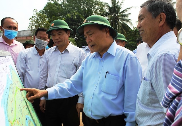  Thủ tướng Nguyễn Xuân Phúc cùng đoàn công tác Chính phủ khảo sát công trình đập tạm trên sông Ba Lai (huyện Châu Thành, tỉnh Bến Tre).