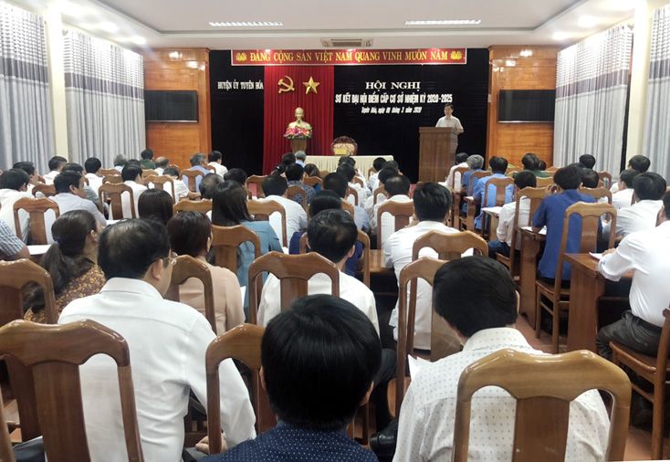 Lãnh đạo Huyện ủy phát biểu kết luận tại hội nghị.