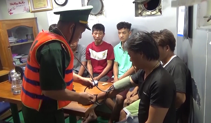 Quân y BĐBP tập huấn cho ngư dân cách phòng chống một số bệnh thông thường