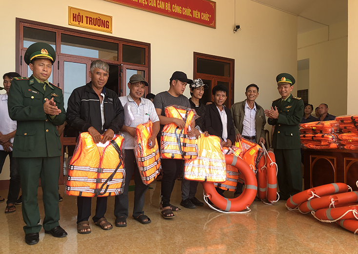 Hàng trăm áo phao, pháo cứu sinh được BĐBP Quảng Bình cấp phát cho ngư dân